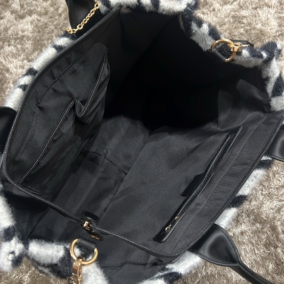 ALEX AND MAX white and clack houndstooth pattern tote with a zipper. - Picture 5 of 12